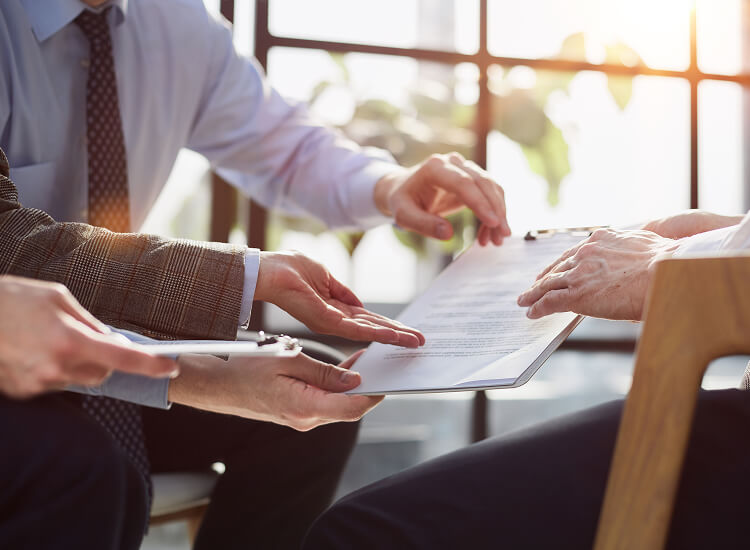 ECE法规是国际性标准，适用于所有签署《1958年协议》的国家；EU Regulation则主要针对欧盟内部市场。ECE法规的采纳由各国自愿决定，而EU                                 Regulation对欧盟成员国具有强制性。基于UN ECE和EU Regulation的车辆认证对汽车行业和消费者都有重要意义